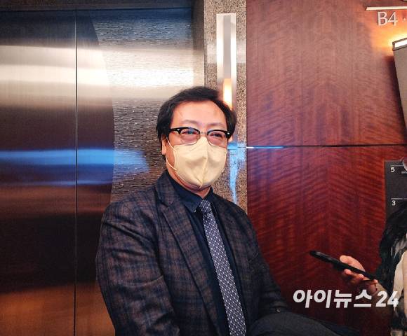 5일 오후 서울 강남구에 위치한 '오크우드 프리미어 코엑스 센터(Oakwood Premier Coex Center)'에서 28㎓ 대역 사업자별 청문회가 진행된 가운데 이상헌 SK텔레콤 정책혁신실장이 취재진 질의에 답변하고 있다. [사진=안세준 기자]