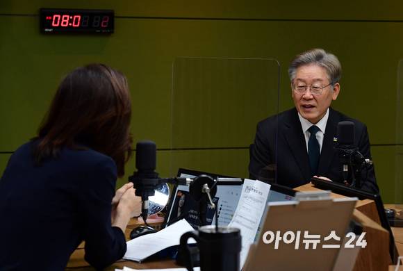 제20대 대통령선거 더불어민주당 예비후보자인 이재명 경기도지사가 서울 양천구 CBS사옥을 방문, CBS라디오 ‘김현정의 뉴스쇼’ 에 출연해 김현정 앵커와 대화를 나누고 있다.(사진=국회사진취재단) [사진=김성진 기자]