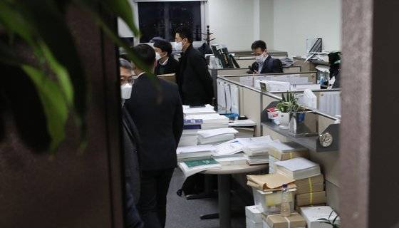 검찰 관계자들이 11월16일 노웅래 더불어민주당 의원의 국회 의원회관 사무실에서 뇌물수수·정치자금법 위반 등 혐의로 압수수색을 하기 위해 대기하고 있다.  [연합뉴스]