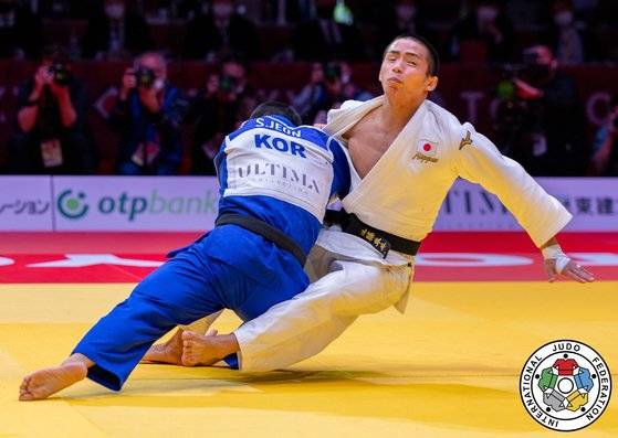 결승에서 일본 곤도(오른쪽)를 쓰러뜨리는 전승범. 사진 IJF