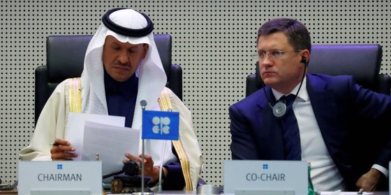 사우디아라비아 압둘아지즈 빈 살만 에너지 장관과 러시아 알렉산드르 노바크 에너지 장관. 두 사람은 OPEC+를 주도하는 사우디와 러시아의 대표다. 사진은 2019년 12월 회의 때 모습. [로이터=연합뉴스]