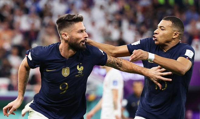 프랑스의 올리비에 지루(왼쪽)가 5일 카타르 도하 앗수마마 스타디움에서 열린 2022 카타르 월드컵 16강전 폴란드와의 경기에서 선제골을 넣은 뒤 동료 킬리안 음바페와 세리머니를 하고 있다. 도하 | EPA연합뉴스