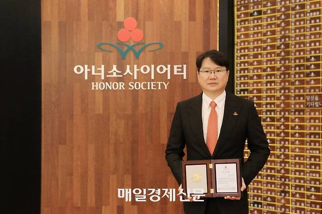 곽동신 한미반도체 부회장이 아너소사이어티 인증패를 들고 기념사진을 찍고 있다. <사진 제공=사랑의열매>