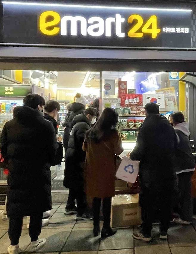 소비자들이 광화문 인근 이마트24에서 상품을 구매하는 모습. [사진 제공 = 이마트24]