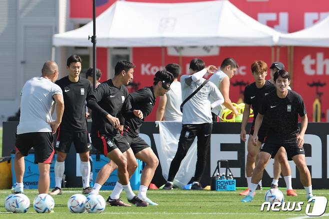 (도하(카타르)=뉴스1) 이광호 기자 = 대한민국 축구대표팀 손흥민 등이 4일 오전(현지시간) 카타르 도하 알에글라 트레이닝센터에서 훈련을 하고 있다.