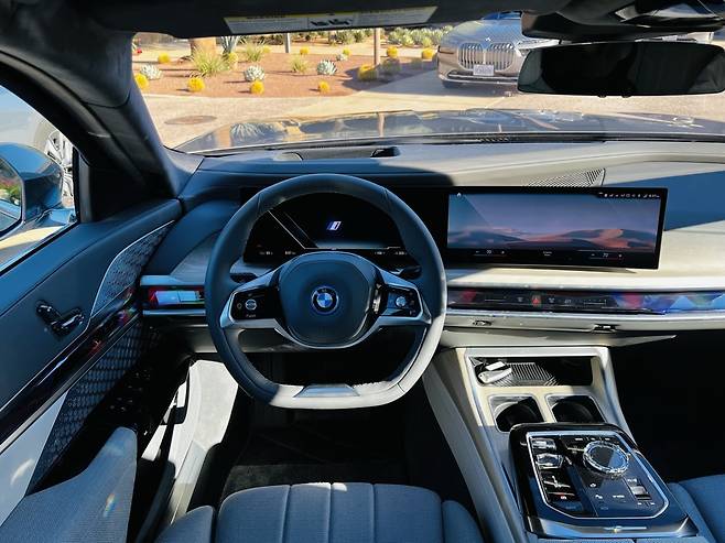 BMW 7시리즈 운전석 모습. 넓은 클러스터와 디스플레이, 달라진 변속조작기가 눈에 들어온다. BMW 특유의 기분 좋은 촉감을 가진 두툼한 운전대는 그대로다. 정찬수 기자