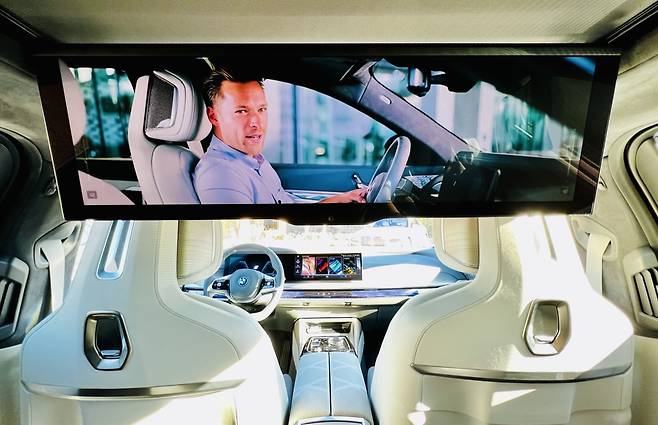 대형 시어터 스크린은 천장에 숨어 있다가 펼쳐지면서 내려온다. 선택 사항이 아닌 기본이다. 8K까지 지원하며 낮에도 선명하다. 아마존 프라임 TV가 내장되어 있으며 폭발적인 사운드 시스템이 완벽한 시청 환경을 만든다. 정찬수 기자