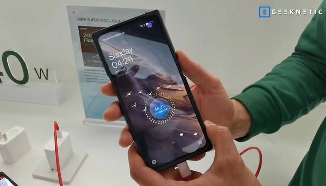 중국 스마트폰 제조사 오포의 240W 충전 기술이 적용된 스마트폰. [유튜브 캡처]