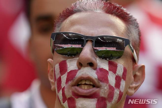 [알코르=AP/뉴시스] 23일(현지시간) 카타르 알코르 알베이트 스타디움에서 열린 2022 FIFA 카타르 월드컵 조별리그 F조 모로코와 크로아티아의 경기에서 크로아티아 팬이 응원하고 있다. 2022.11.26.