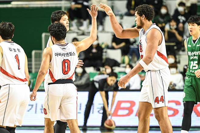 [서울=뉴시스] 프로농구 울산 현대모비스의 게이지 프림, 론제이 아바리엔토스. (사진 = KBL 제공) *재판매 및 DB 금지