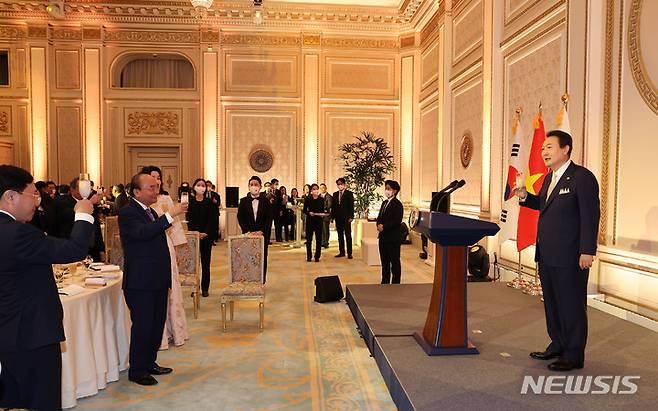 [서울=뉴시스] 전신 기자 = 윤석열 대통령이 5일 청와대 영빈관에서 열린 응우옌 쑤언 푹 베트남 국가주석 방한 국빈만찬에서 건배제의를 하고 있다. (대통령실통신사진기자단). 2022.12.05. photo1006@newsis.com