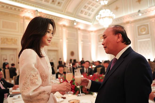 [서울=뉴시스] 윤석열 대통령 부인 김건희 여사가 5일 청와대 영빈관에서 열린 국빈만찬에서 응우옌 쑤언 푹 베트남 국가주석과 대화하고 있다. (사진=대통령실 제공) 2022.12.05. photo@newsis.com *재판매 및 DB 금지