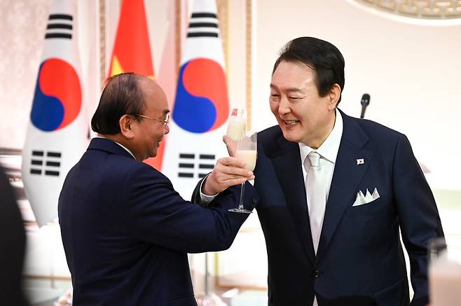 [서울=뉴시스] 윤석열 대통령이 5일 청와대 영빈관에서 열린 국빈만찬에서 응우옌 쑤언 푹 베트남 국가주석과 함께 전통주를 마시고 있다. (사진=대통령실 제공) 2022.12.05. photo@newsis.com *재판매 및 DB 금지