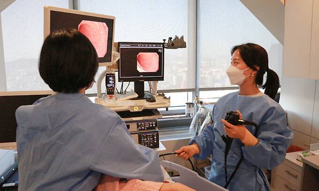 엑스레이 촬영, 초음파, CT, MRI, MRA 등 부위별로 다양한 검사의 차이에 대해 알면 검사 항목을 결정하는 데 도움이 된다. 사진은 서울대병원 강남센터 소화기내과 진은효 교수가 모니터를 통해 내시경 환자의 위 상태를 살펴보는 모습. 서울대병원 강남센터 제공