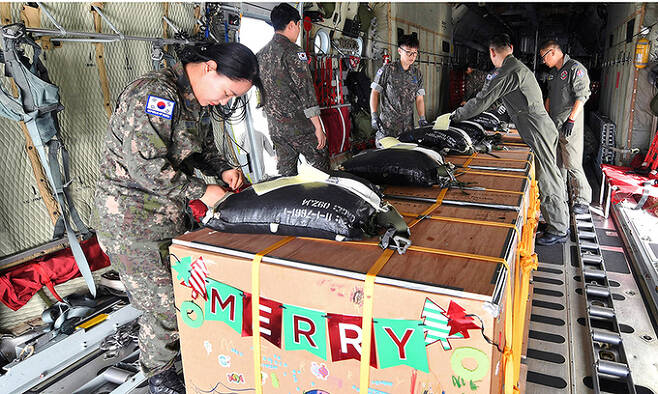 크리스마스 공수작전에 참가한 공군 제15특수임무비행단 장병들이 미크로네시아 지역 섬 주민들에게 전달할 화물을 공중투하하고 있다. 공군 제공