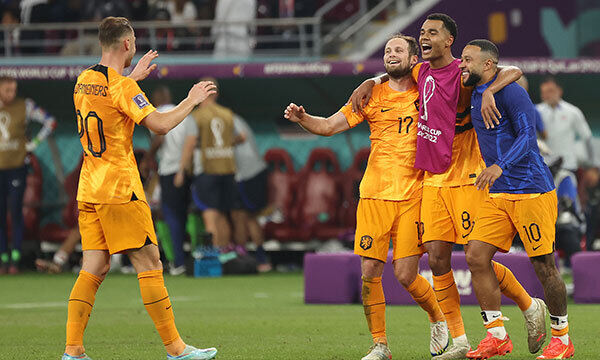 3일(현지시간) 오후 카타르 알라이얀 칼리파 스타디움에서 열린 2022 카타르 월드컵 16강전 네덜란드와 미국의 경기, 3대 1로 승리하며 8강 진출을 확정지은 네덜란드 선수들이 기뻐하고 있다. 알라이얀=뉴시스