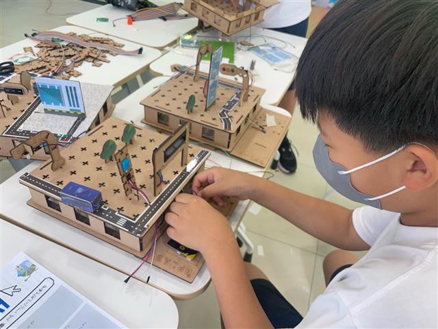 서울 서초구가 지난해 운영한 서초 코딩 캠프에서 한 학생이 프로그램에 참여하고 있다.