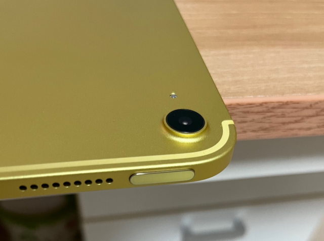 아이패드 10세대 레모네이드(옐로)의 카메라 모서리 부분, 최대한 실제 색깔에 가깝도록 촬영해 봤다. 정다은 기자