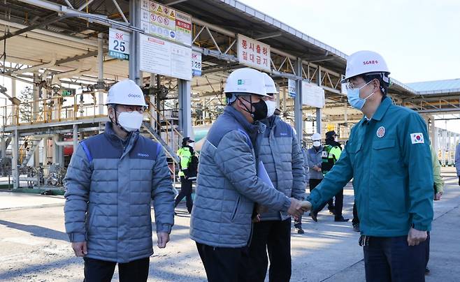 5일 한덕수 국무총리가 경기 고양 저유소를 찾아 화물연대 집단운송거부 관련 대응 상황을 점검하고 있다. ⓒ연합뉴스