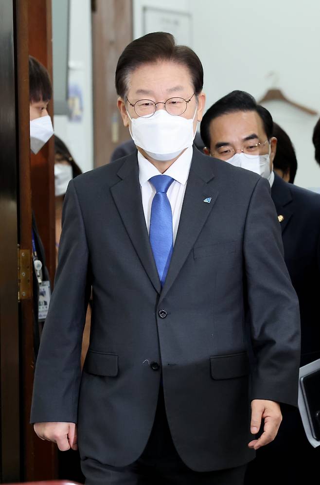 불어민주당 이재명 대표가 5일 국회에서 열린 최고위원회에 참석하고 있다. ⓒ연합뉴스