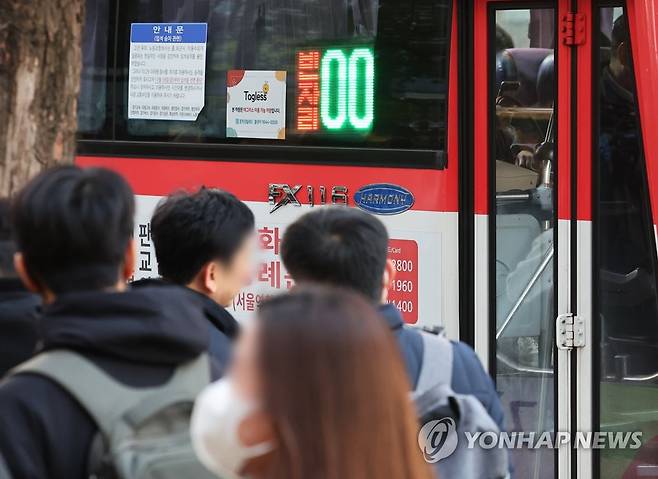 경기도 광역버스 입석 승차 중단 (성남=연합뉴스) 홍기원 기자 = KD운송그룹의 경기지역 14개 버스업체가 광역버스 입석 승차를 중단한 18일 오전 경기도 성남시의 한 버스정류장에서 운행 중인 버스에 빈자리 '0'이 표시되어 있다. 2022.11.18 xanadu@yna.co.kr