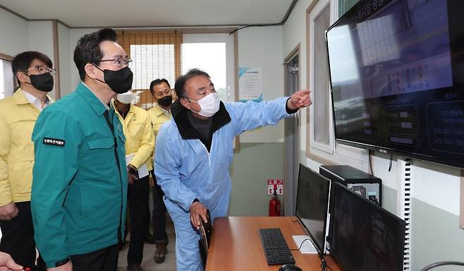 정황근 장관, 고병원성 AI 방역현장 점검 정황근 농림축산식품부 장관이 지난 4일 충남 홍성군 거점소독시설을 찾아 고병원성 조류인플루엔자(AI) 방역상황을 점검하는 모습. [농림축산식품부 제공. 재판매 및 DB 금지]