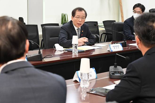 조승환 해수부장관이 6일 서울 여의도에서 열린 화물연대 파업 관련 업계간담회에서 발언하고 있다.(사진 = 해수부 제공)