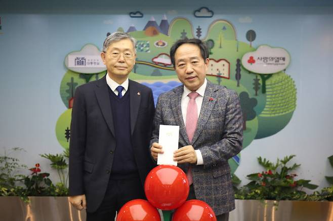 지난 6일 강승규 시민사회수석이 캠페인의 성공을 기원하며 윤석열 대통령의 기부금을 사랑의열매에 전달했다. (첫번째 사진 왼쪽부터 사랑의열매 조흥식 회장, 강승규 시민사회수석)사진=사랑의열매