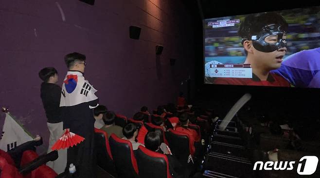 대한민국 축구 대표팀의 '2022 국제축구연맹(FIFA) 카타르 월드컵' 16강 브라질전 경기를 앞둔 6일 오전 광주 서구의 한 영화관에서 시민들이 응원전을 준비하고 있다. 2022.12.6/뉴스1 ⓒ News1 이수민 기자