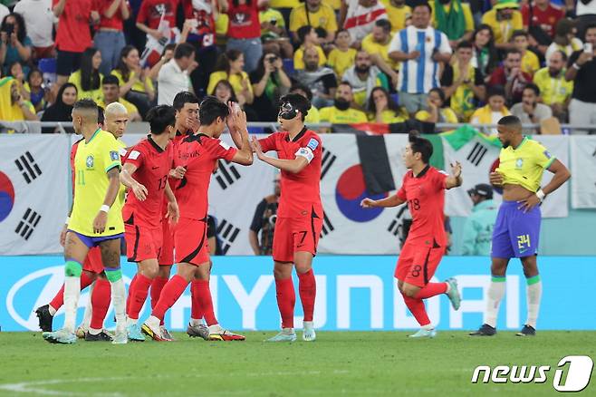 5일 오후(현지시간) 카타르 도하 스타디움974에서 열린 2022 카타르 월드컵 16강 대한민국과 브라질의 경기에서 대한민국 백승호가 골을 기록한 후 기뻐하고 있다. 2022.12.6/뉴스1 ⓒ News1 이동해 기자