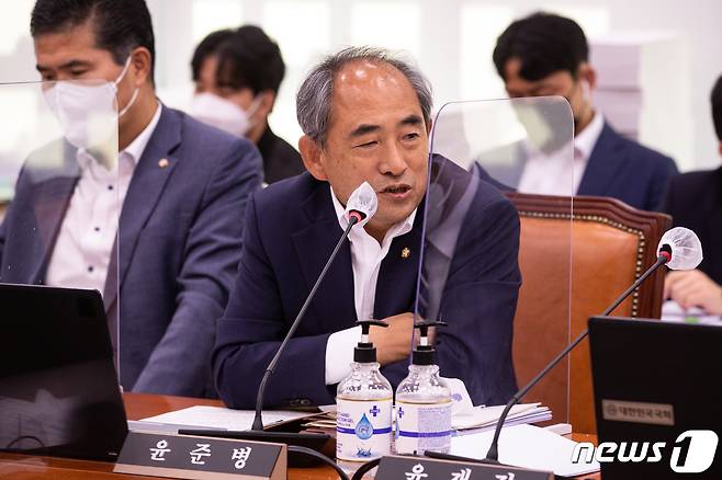 윤준병 국회 농해수위 안건조정위원장이 13일 서울 여의도 국회에서 열린 농림축산식품해양수산위원회의 해양경찰청 등에 대한 국정감사에서 전날 안건조정위원회에서 양곡관리법 개정안이 더불어민주당 단독으로 처리된 것과 관련해 의사 진행 발언을 하고 있다. 2022.10.13/뉴스1 ⓒ News1 유승관 기자