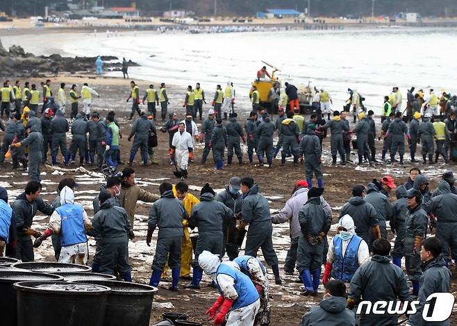 2007년 기름유출사고 당시 소원면 만리포 방제작업에 나선 자원봉사자들. (태안군 제공) /뉴스1