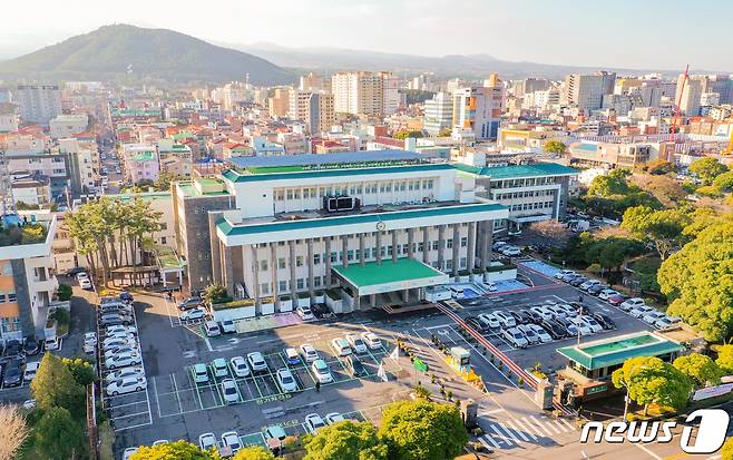 제주특별자치도가 관광단지(관광지) 개발사업의 사업계획 등의 변경을 승인하는 과정에서 개발사업심의위원회 심의결과가 나온 후 주민 또는 전문가 의견을 받으면서 의견수렴 절차를 '무의미한 행정행위'로 전락했다는 지적이 나온다. 제주도청 전경(제주도 제공).2022.6.18/뉴스1 ⓒ News1 오미란 기자