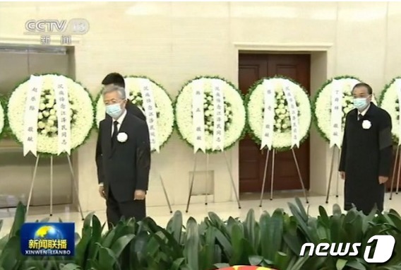 왼쪽이 후진타오 전 주석, 오른쪽이 리커창 총리. 장쩌민 전 주석 추목식에 참석하고 있다.  - CCTV 갈무리