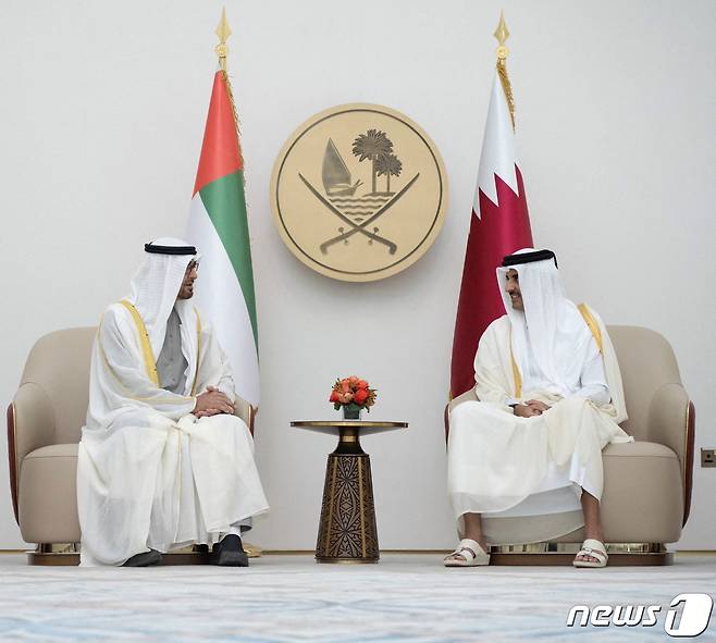 5일(현지시간) 셰이크 모하메드 빈 자예드 아랍에미리트(UAE) 대통령(좌)이 카타르 도하에 방문해 타밈 빈 하마드 알 타니 카타르 국왕(에미르)의 영접을 받았다. ⓒ 로이터=뉴스1 ⓒ News1 정윤영 기자