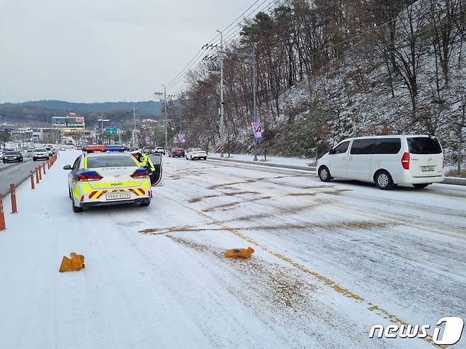 충북경찰이 6일 청주시 주요 도로에서 제설 작업을 하고 있다.
