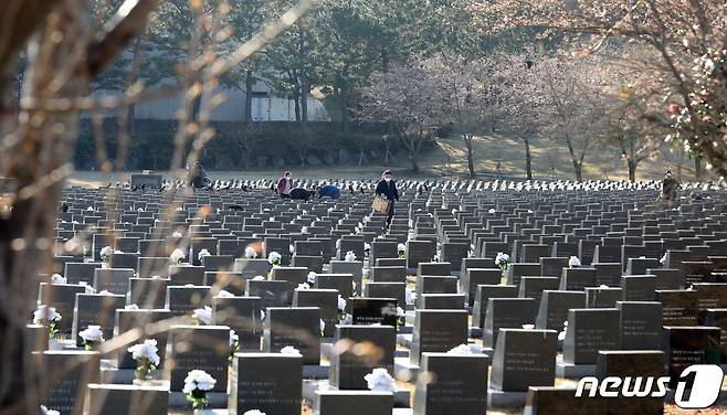 (제주=뉴스1) 강승남 기자 = 지난달 7일 제주4·3 희생자에 대한 국가보상금 지급이 시작된 이후 지난 5일까지 291명에 대한 보상금 206억원이 지급된 것으로 파악됐다. 74주년 제주4·3추념식이 열리는 4·3평화공원 행방불명인 묘역.2022.4.3/뉴스1 ⓒ News1 고동명 기자