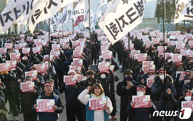 화물연대 파업이 13일째 접어든 6일 오후 민주노총 울산본부 조합원들이 울산 남구 태화강역 광장에서 열린 '전국동시다발 총파업·총력투쟁대회'에서 손피켓을 들고 구호를 외치고 있다. 2022.12.6/뉴스1 ⓒ News1 윤일지 기자