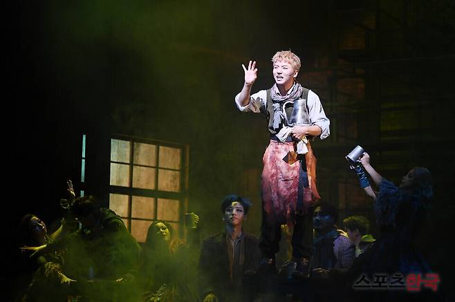 뮤지컬 '스위니토드' 프레스콜에서 연열하는 배우 윤은오. ⓒ이혜영 기자 lhy@hankooki.com