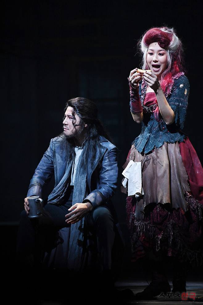 뮤지컬 '스위니토드' 프레스콜에서 열연 중인&nbsp; 이규형, 김지현. ⓒ이혜영 기자 lhy@hankooki.com