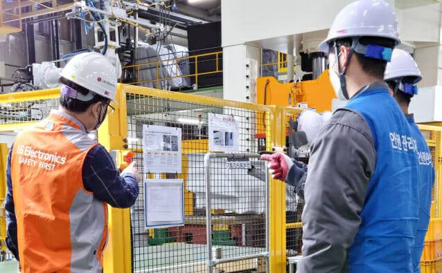 LG전자가 이달 16일까지 협력사의 화재ㆍ안전사고 예방을 지원한다. LG전자 안전관리 담당자(왼쪽 첫 번째)가 경남 창원에 위치한 협력사 '스타리온성철'에서 다관절 로봇의 안전장치 버튼이 정상 동작하는지 점검하고 있다.(사진=LG전자)