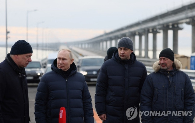 블라디미르 푸틴 러시아 대통령이 직접 벤츠를 몰고 크림대교 현장을 찾았다. 이날 푸틴 대통령은 다리 일부를 따라 걸으며 주변을 둘러봤다. 사진=연합뉴스