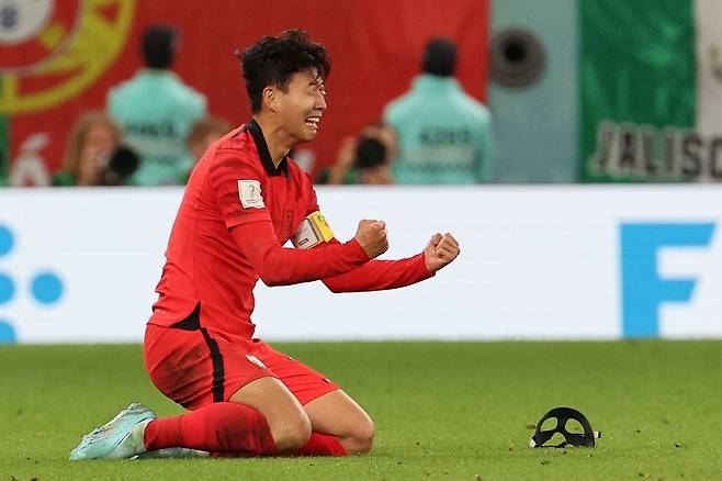 3일 (한국시각) 카타르 알라이얀 에듀케이션 시티 스타디움에서 열린 2022 카타르 월드컵 조별리그 H조 3차전 대한민국과 포르투갈의 경기에서 대한민국이 2대 1로 승리하자 울먹이며 기뻐하고 있다./뉴스1