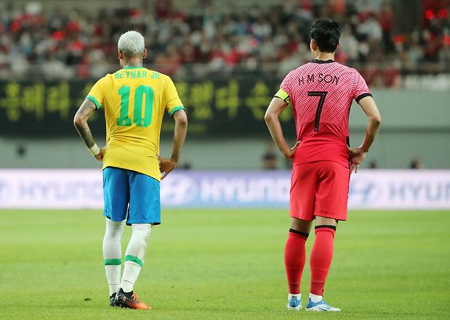 지난 6월 2일 서울월드컵경기장에서 열리는 2002 한일월드컵 20주년 기념 평가전 대한민국과 브라질의 경기, 전반 브라질 네이마르와 대한민국 손흥민이 심판의 판정을 기다리고 있다. /뉴스1