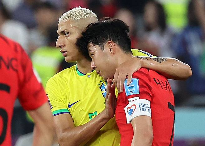 브라질의 히샤를리송(왼쪽)이 6일 한국과의 카타르 월드컵 16강전에서 승리한 뒤 토트넘 팀 동료 손흥민을 위로하고 있다. /뉴시스