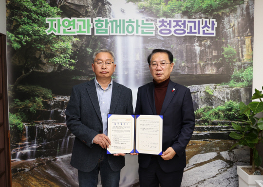 괴산군은 지난 5일 군수 집무실에서 '자연을 닮은 사람'(대표 조영상 왼쪽)과 노지 스마트농업(유기농) 추진을 위한 업무협약식을 가졌다.           사진=괴산군 제공