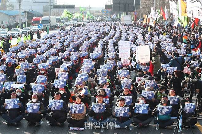 전국민주노동조합총연맹이 6일 경기도 의왕시 의왕ICD 앞에서 '화물 총파업 투쟁승리! 윤석열 정부 노동탄압 분쇄! 총파업·총력투쟁대회'를 열고 구호를 외치고 있다. ⓒ데일리안 김민호 기자