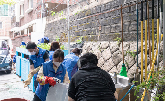 지난 6월 서울 용산구 혜심원에서 신한라이프 임직원들이 청소, 도배 등 생활환경 개선 봉사활동을 하고 있다. 신한라이프 제공