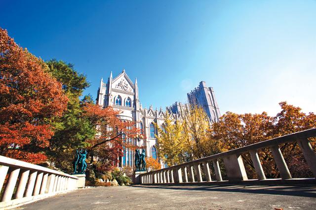 서울 동대문구에 소재한 경희사이버대학교 전경.