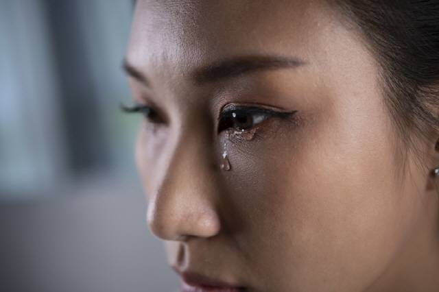 슬프지도 않은데 시도때도 없이 눈물이 흐른다면 '눈물흘림증'을 의심해봐야 한다./사진=게티이미지 뱅크
